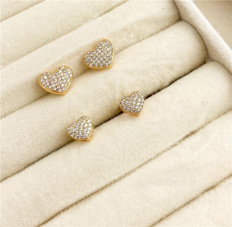 BRINCO MINI CORAÇÃO CRAVEJADO BANHO OURO 18K