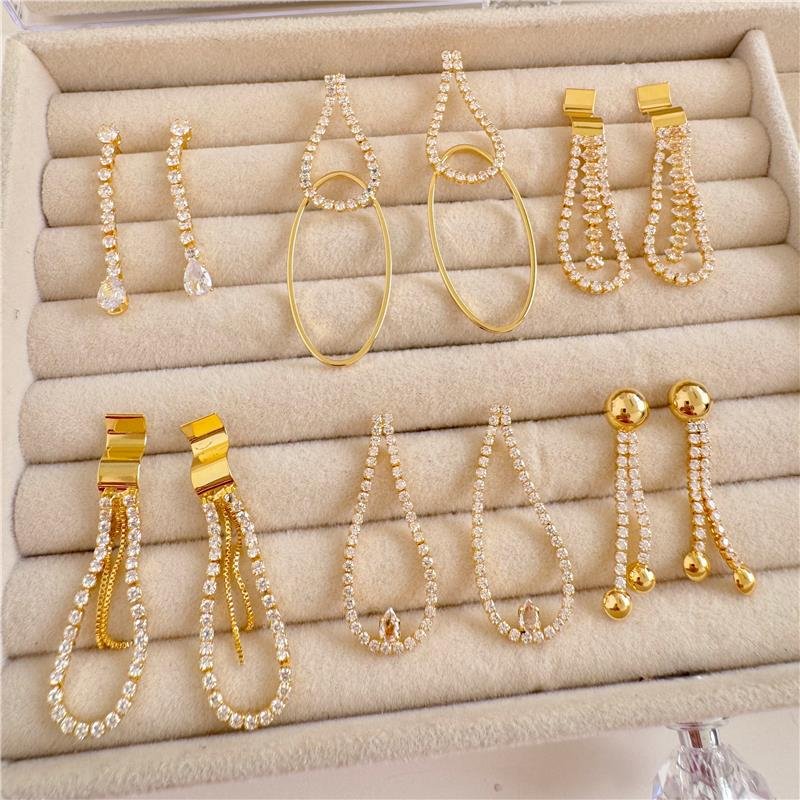 BRINCO TROFA COM LINHA CRAVEJADA E FRANJAS BANHO OURO 18K