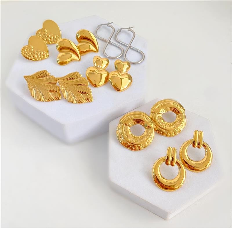 BRINCO CORAÇÃO DESIGN LISO E BOLINHA AÇO INOXIDÁVEL BANHO OURO 18K