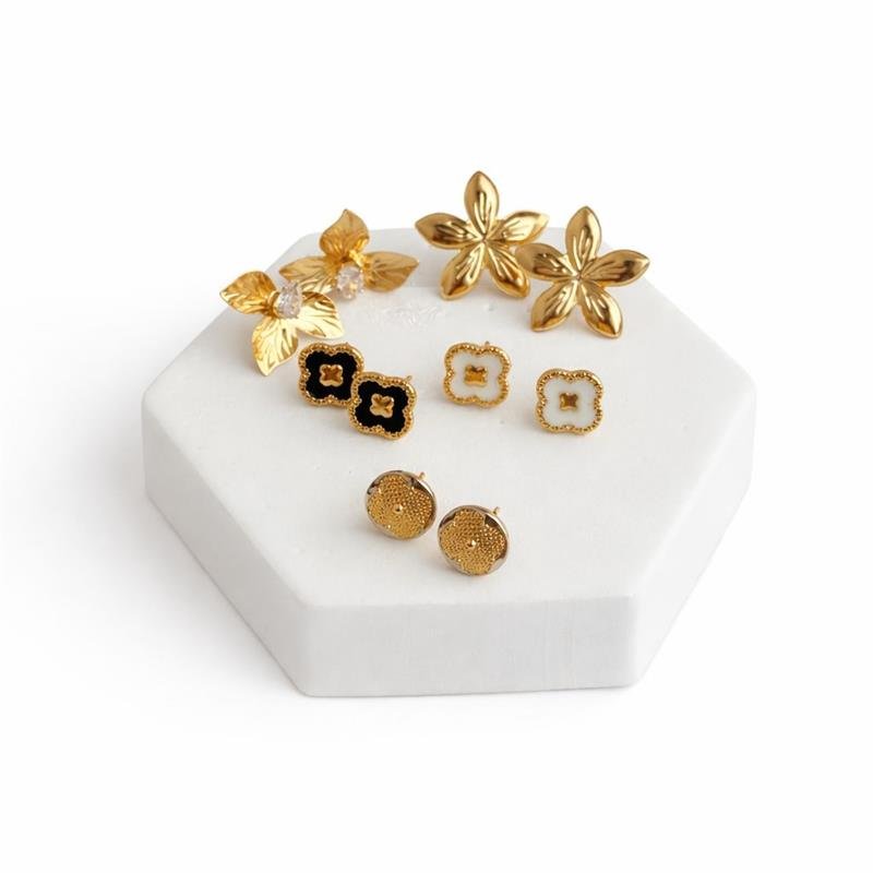 BRINCO FLOR ÔNIX BANHO OURO 18K