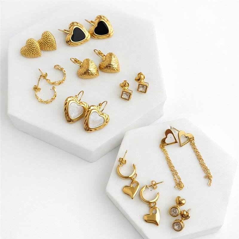 BRINCO CORAÇÃO COM PINGENTE QUADRADO ZIRCÔNIA BANHO OURO 18K