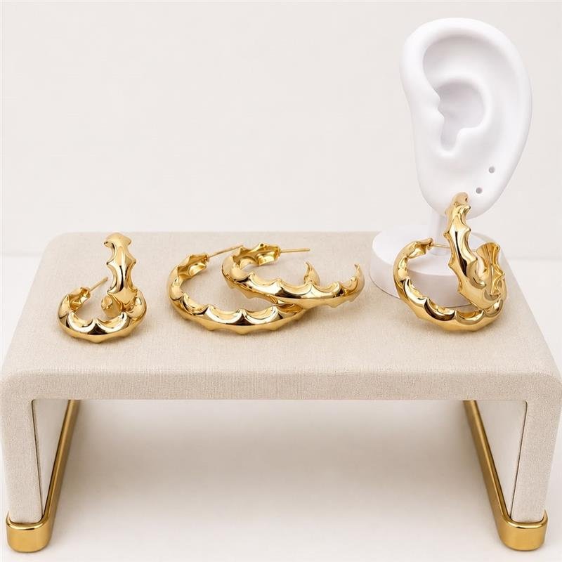 BRINCO ARGOLA DESIGN IRREGULAR M BANHO OURO 18K