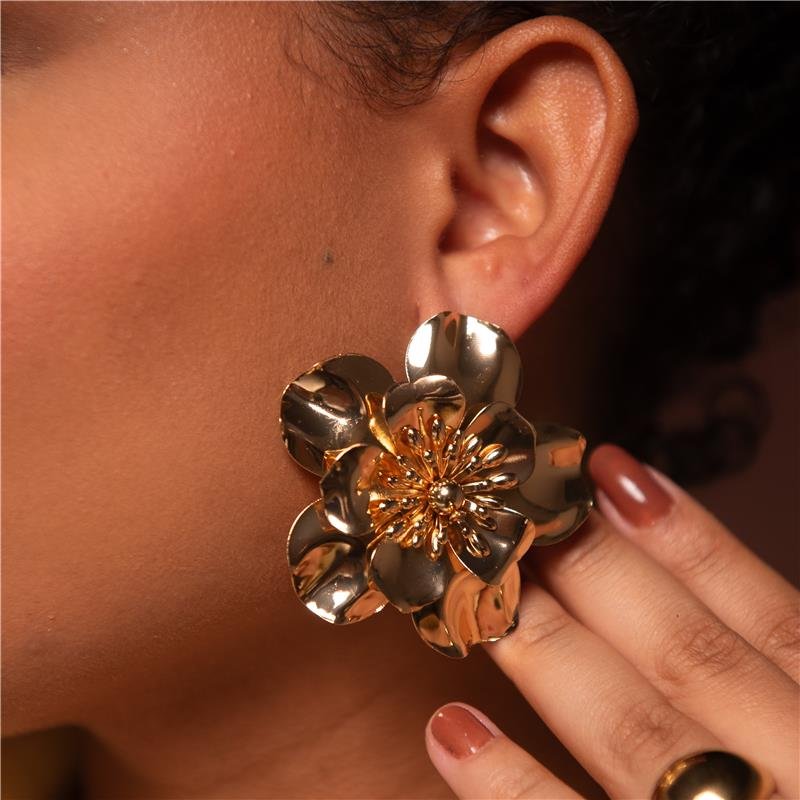 BRINCO MAXI FLOR ORGÂNICA BANHO OURO 18K