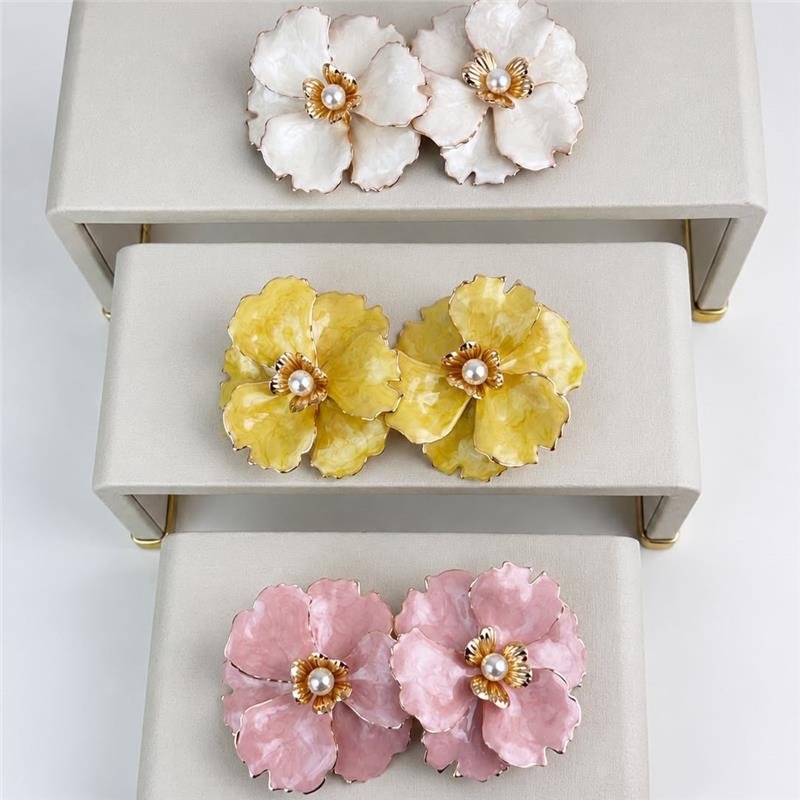 BRINCO FLOR MAXI RESINA ROSA PÉROLADO BANHO OURO 18K