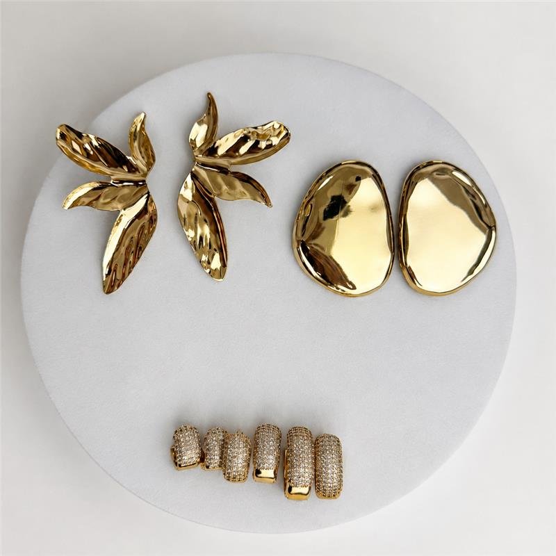 BRINCO MEIA FLOR MAXI ORGÂNICA BANHO OURO 18K 