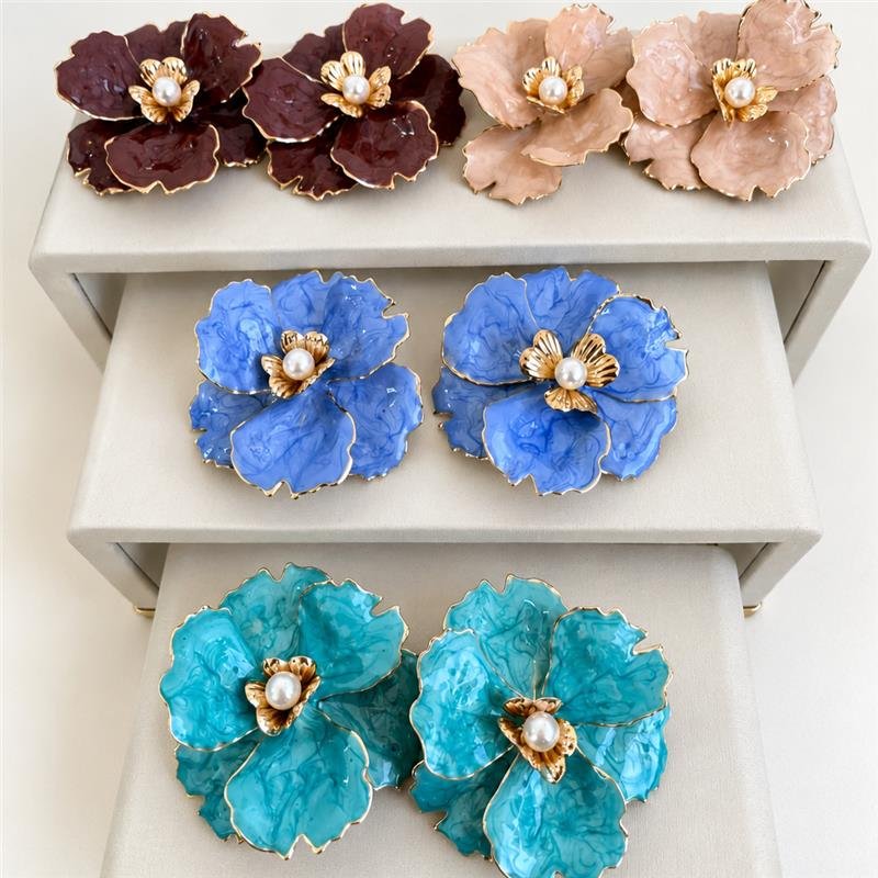 BRINCO FLOR MAXI RESINA AZUL TURQUESA PÉROLADO BANHO OURO 18K