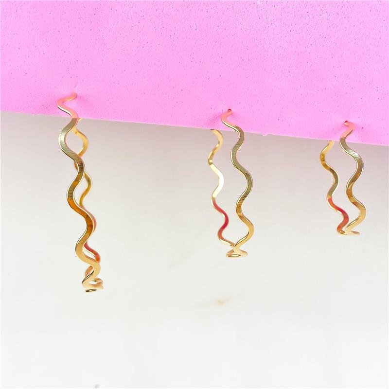 BRINCO ARGOLA ONDULADA MEDIO BANHO OURO 18K