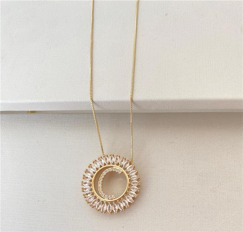 COLAR MANDALA GRANDE COM INICIAL C CRAVEJADA COM ZIRCÔNIAS BANHADO EM OURO 18K