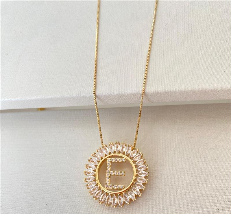 COLAR MANDALA GRANDE COM INICIAL E CRAVEJADA COM ZIRCÔNIAS BANHADO EM OURO 18K