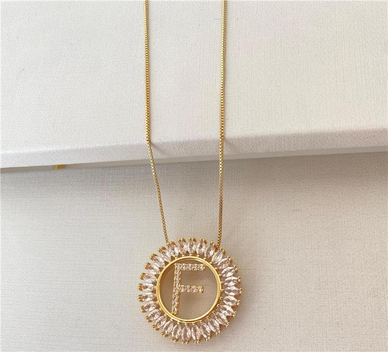 COLAR MANDALA GRANDE COM INICIAL F CRAVEJADA COM ZIRCÔNIAS BANHADO EM OURO 18K