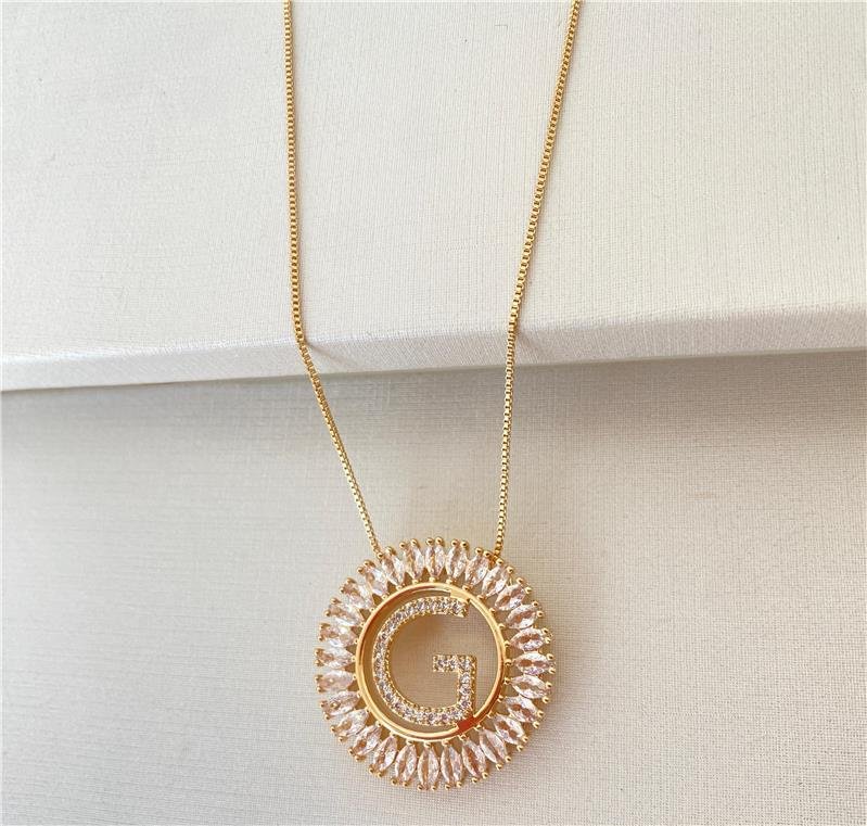 COLAR MANDALA GRANDE COM INICIAL G CRAVEJADA COM ZIRCÔNIAS BANHADO EM OURO 18K