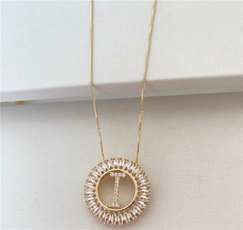 COLAR MANDALA GRANDE COM INICIAL I CRAVEJADA COM ZIRCÔNIAS BANHADO EM OURO 18K
