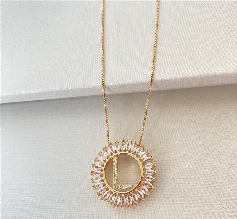 COLAR MANDALA GRANDE COM INICIAL L CRAVEJADA COM ZIRCÔNIAS BANHADO EM OURO 18K