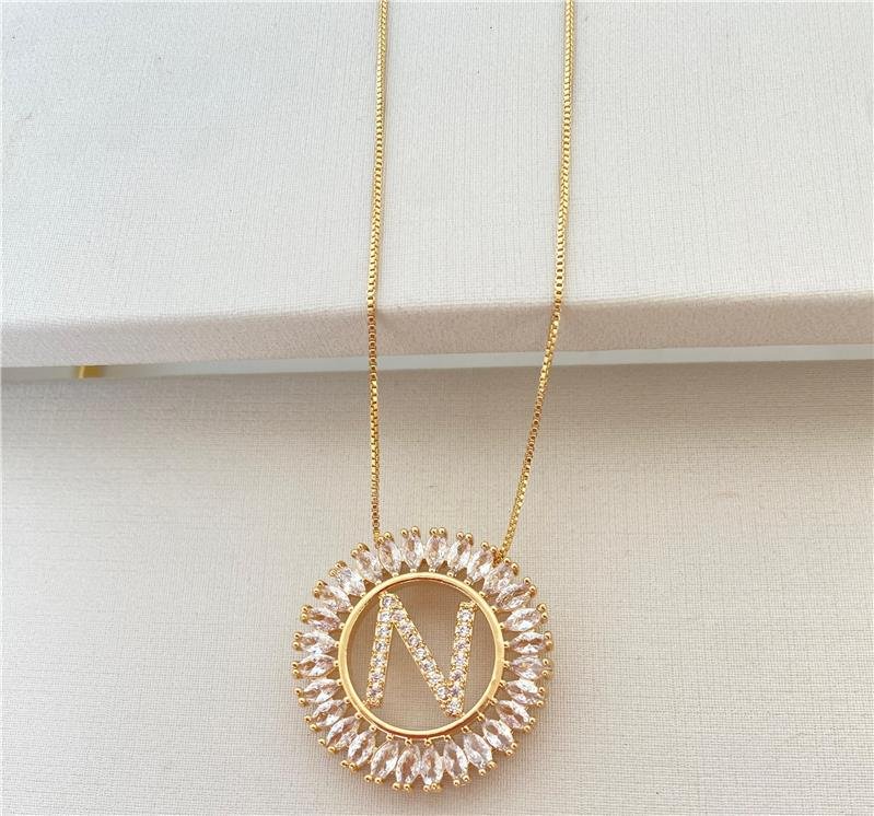 COLAR MANDALA GRANDE COM INICIAL N CRAVEJADA COM ZIRCÔNIAS BANHADO EM OURO 18K