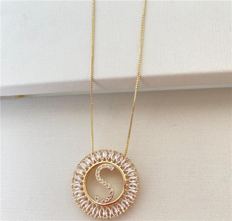 COLAR MANDALA GRANDE COM INICIAL S CRAVEJADA COM ZIRCÔNIAS BANHADO EM OURO 18K