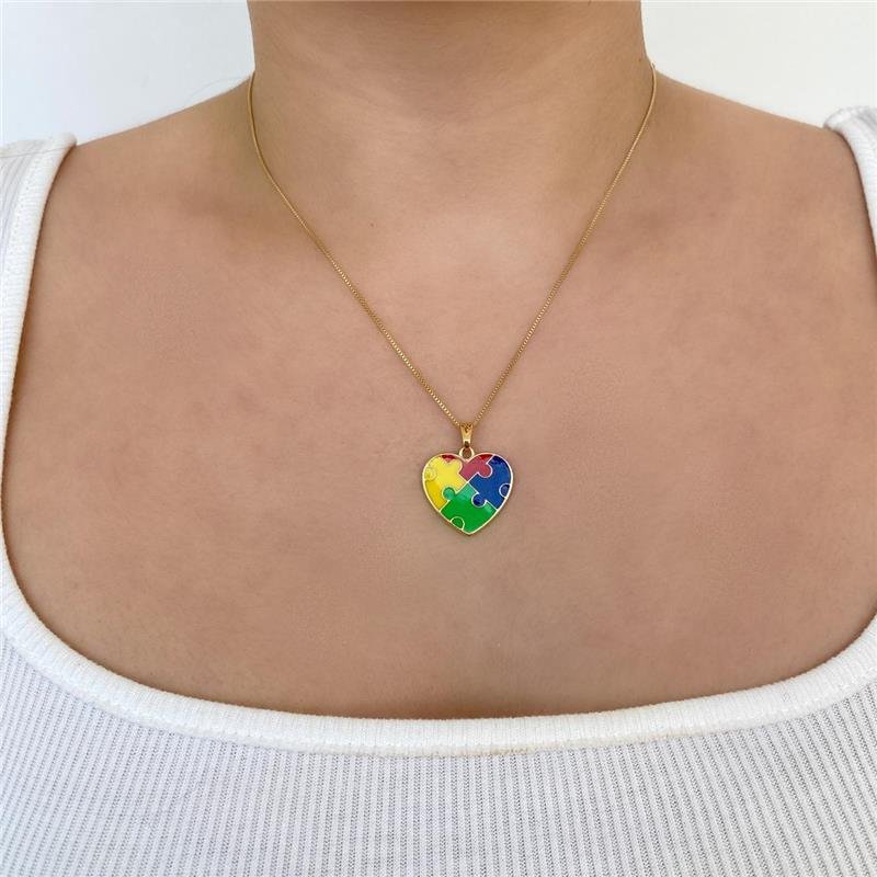 COLAR CORAÇÃO RESINA SIMBOLO AUTISMO BANHO OURO 18K