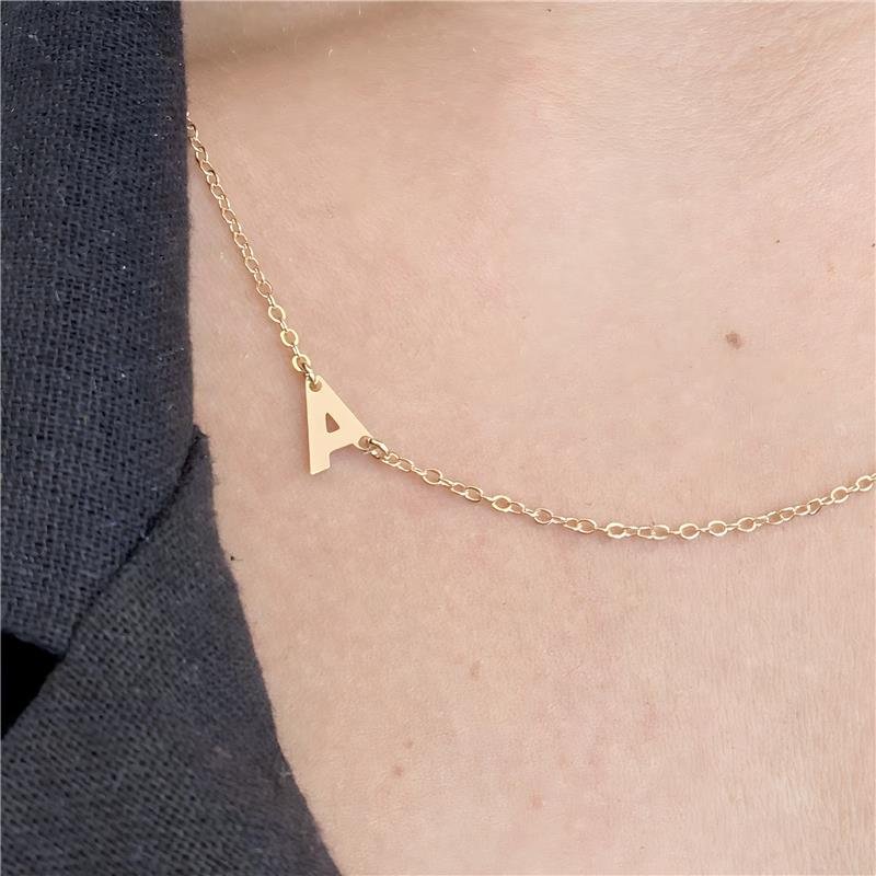 COLAR INICIAL LETRA A MINIMALISTA COM CARTÃO PRESENTE BANHO OURO 18K