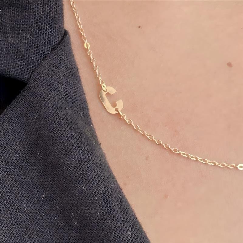 COLAR INICIAL LETRA C MINIMALISTA COM CARTÃO PRESENTE BANHO OURO 18K