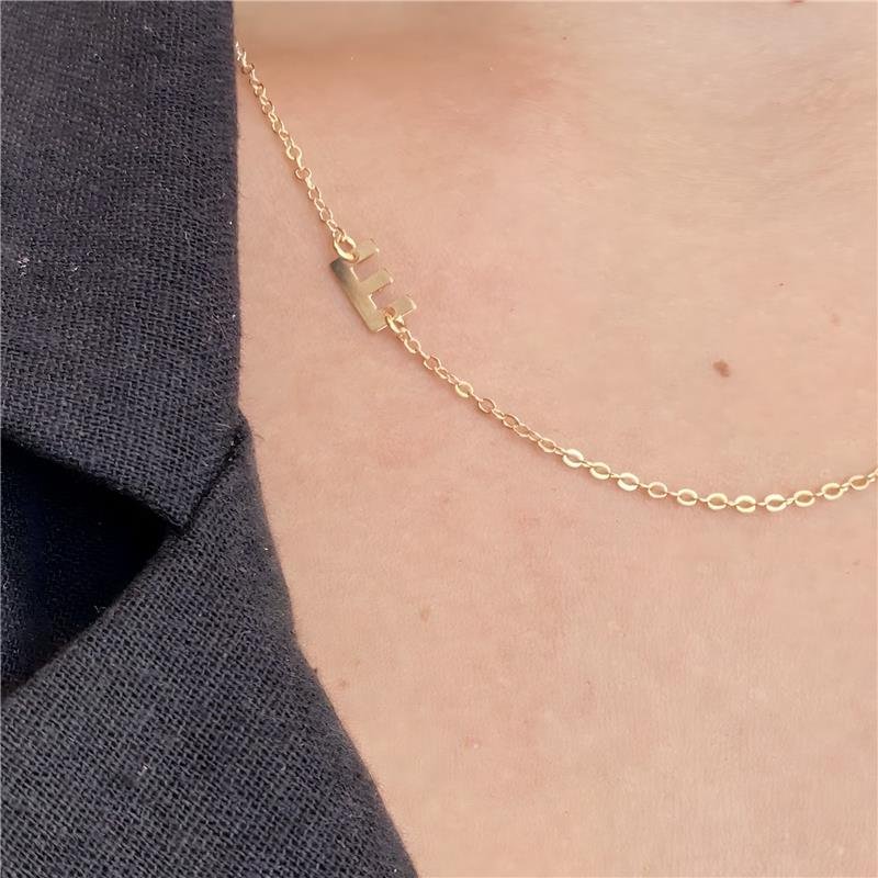 COLAR INICIAL LETRA E MINIMALISTA COM CARTÃO PRESENTE BANHO OURO 18K