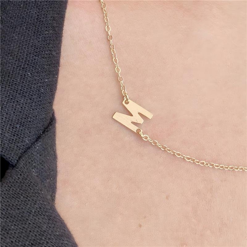COLAR INICIAL LETRA M MINIMALISTA COM CARTÃO PRESENTE BANHO OURO 18K
