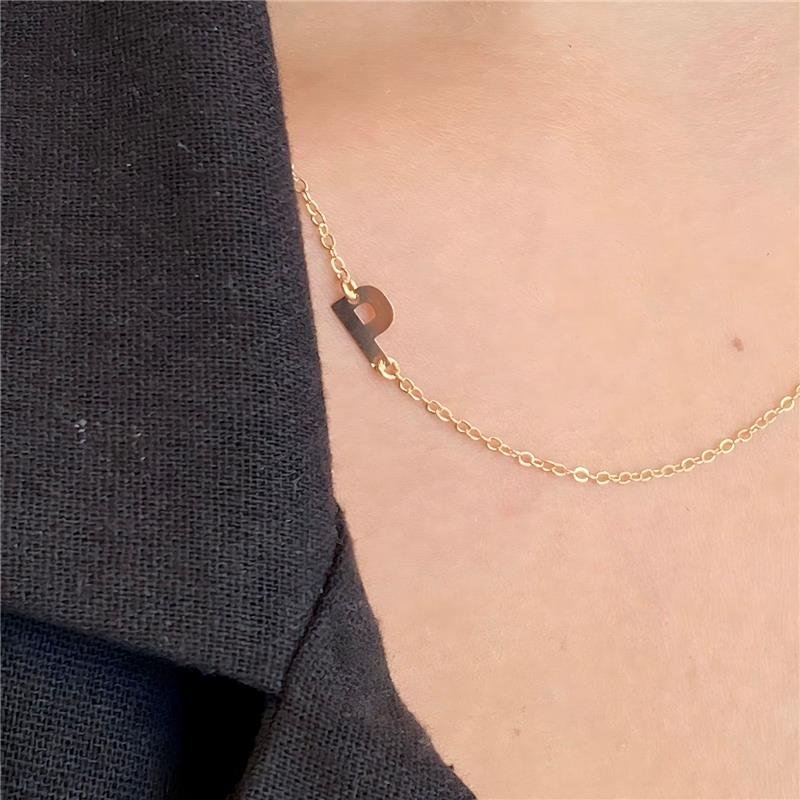COLAR INICIAL LETRA P MINIMALISTA COM CARTÃO PRESENTE BANHO OURO 18K