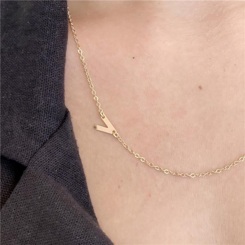 COLAR INICIAL LETRA V MINIMALISTA COM CARTÃO PRESENTE BANHO OURO 18K