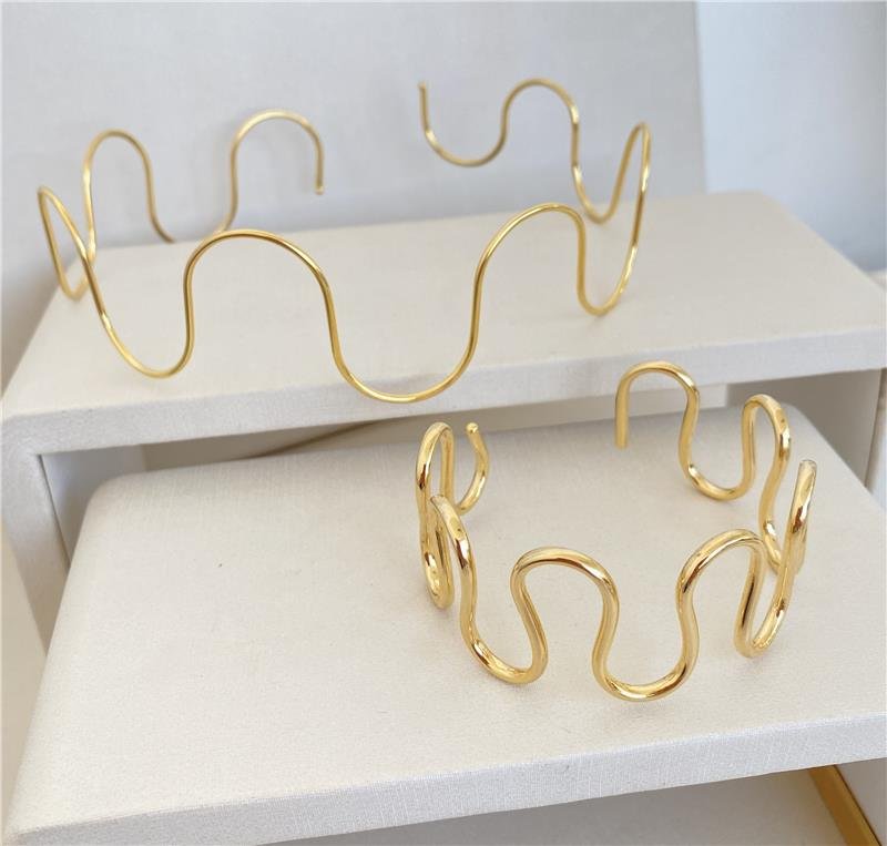 COLAR CHOKER FIO ONDULADO BANHO OURO 18K