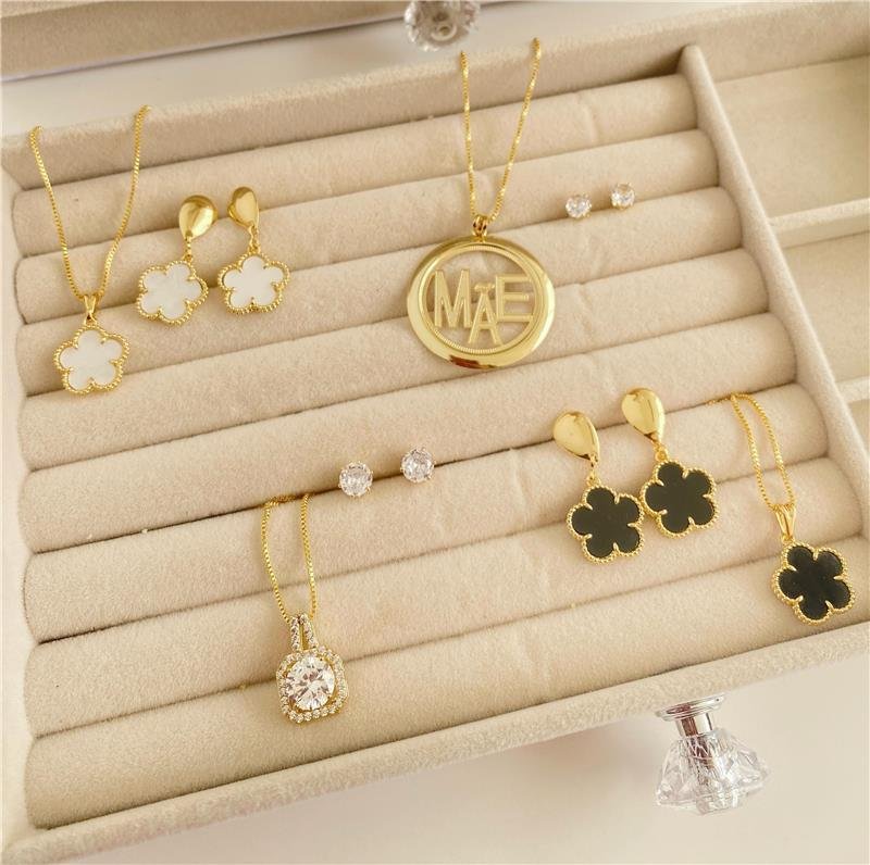  CONJUNTO TREVO MADRE PÉROLA BANHO OURO 18K