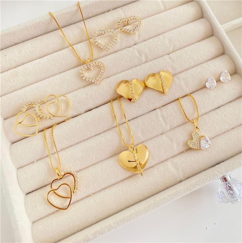  CONJUNTO CORAÇÃO LISO COM DETALHE CRAVEJADO BANHO OURO 18K