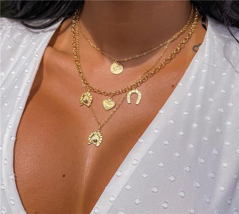 COLAR ELO COM PINGENTE FERRADURA E CORAÇÃO BANHO OURO 18K