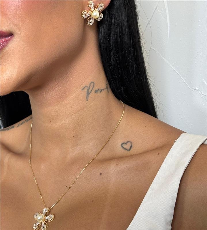  CONJUNTO FLOR COM DETALHES EM BAGUETES E PÉROLA BANHO OURO 18K