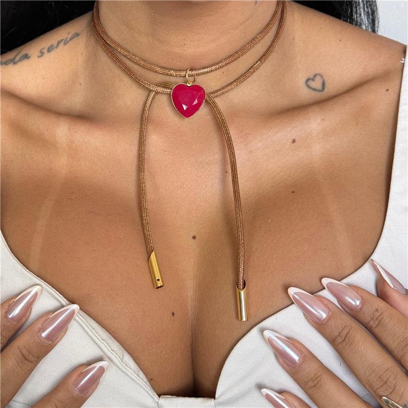 COLAR FITA COUNTRY COM PINGENTE CORAÇÃO VERMELHO BANHO OURO 18K 