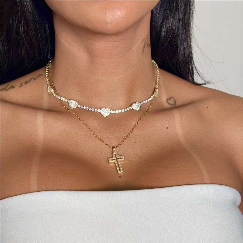 COLAR CHOKER RIVIERA COM CORAÇÃO CRAVEJADA BANHO OURO 18K