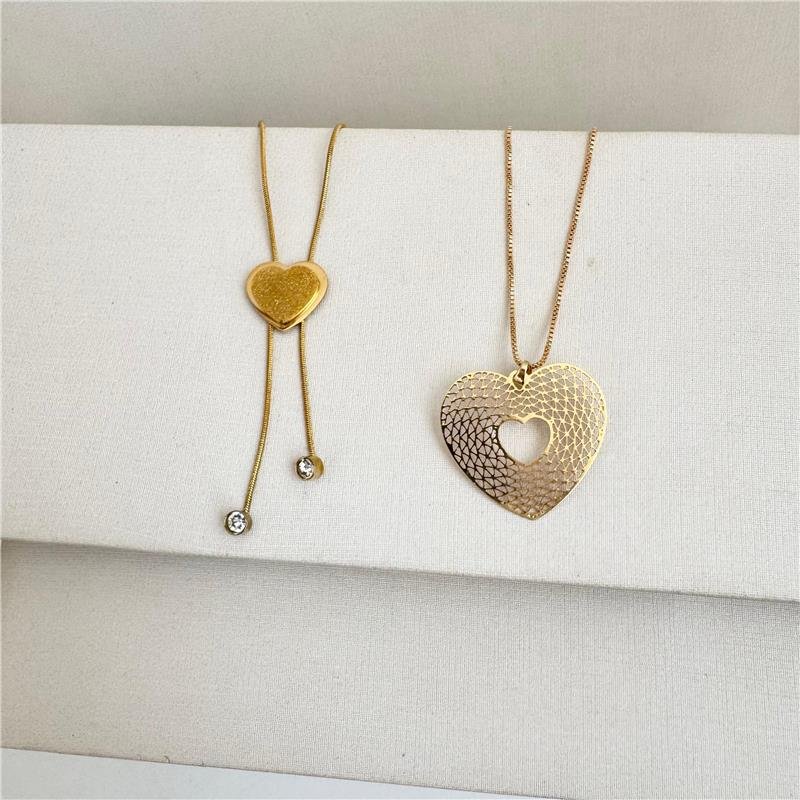 COLAR CORAÇÃO COM DETALHES VAZADOS BANHO OURO 18K