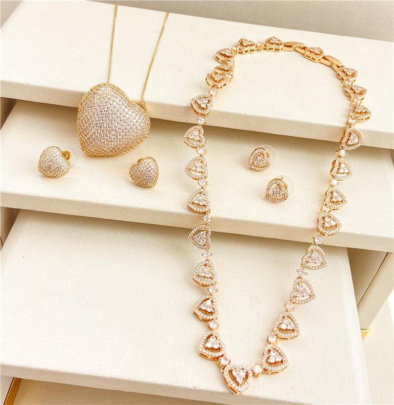 CONJUNTO CORAÇÃO BOLEADO MAXI CRAVEJADO BANHO OURO 18K