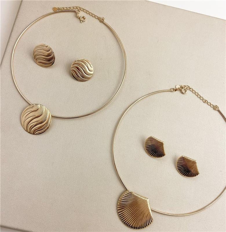 CONJUNTO ARO CIRCULO COM DETALHES LISO E COM TEXTURA BANHO OURO 18K