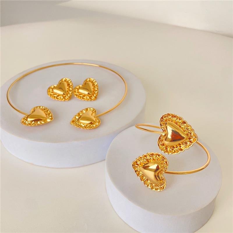 CONJUNTO MAXI ARO CORAÇÃO COM BRACELETE AÇO INOXIDÁVEL BANHO OURO 18K