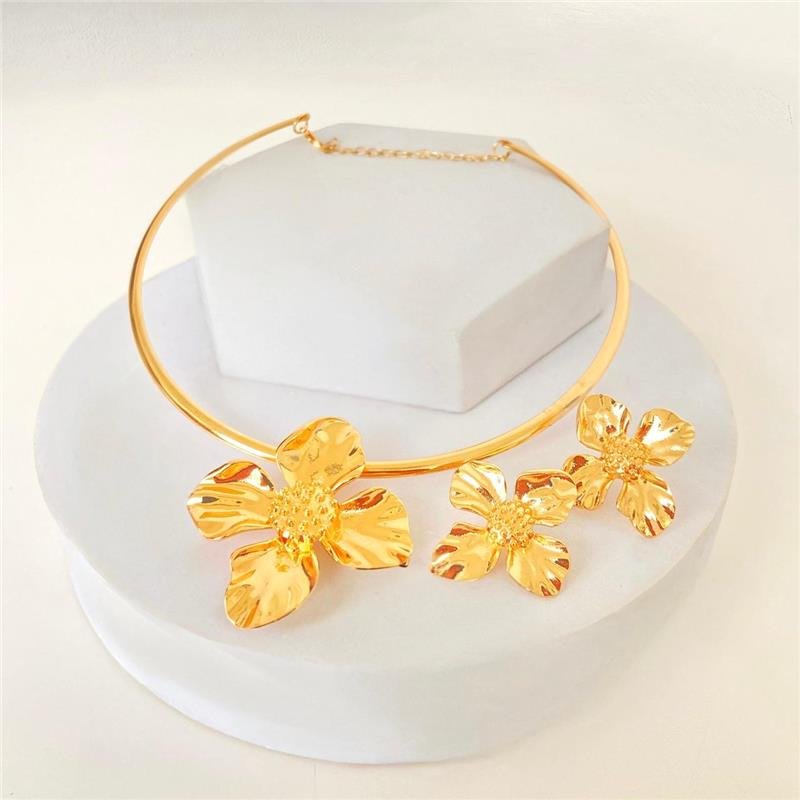 CONJUNTO MAXI ARO FLOR PÉTALA TEXTURIZADA AÇO INOXIDÁVEL BANHO OURO 18K