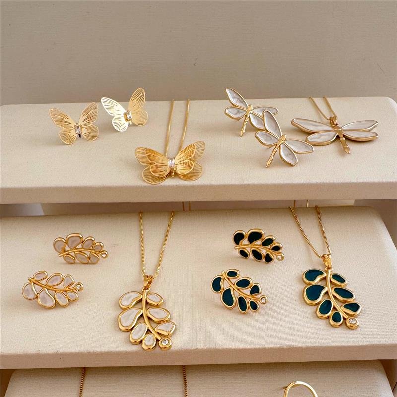 CONJUNTO LIBÉLULA MADRE PÉROLA BANHO OURO 18K 