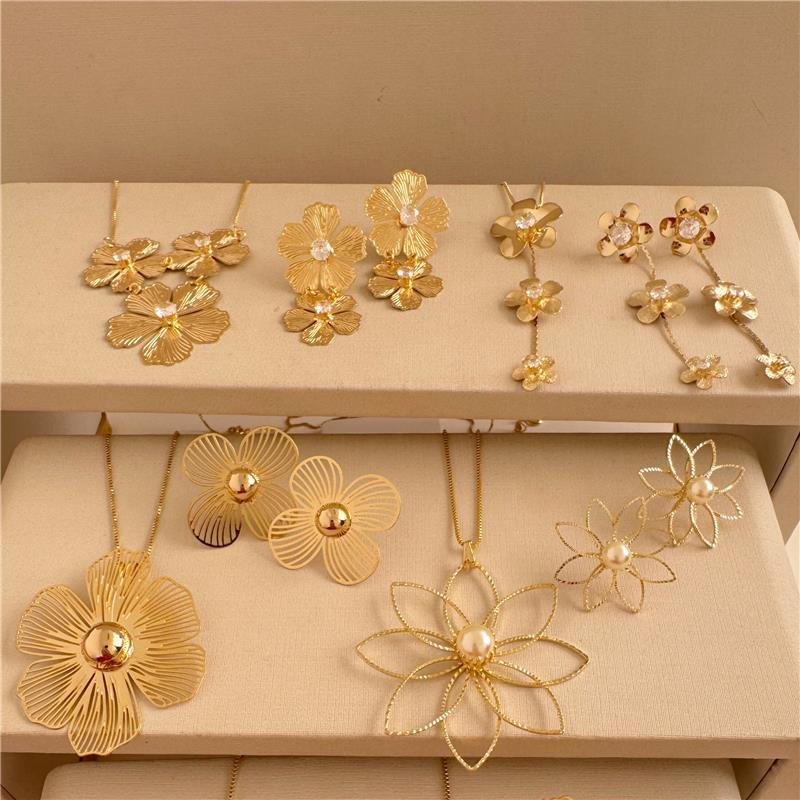 CONJUNTO FLORES LONGO COM PONTO DE LUZ BANHO OURO 18K 