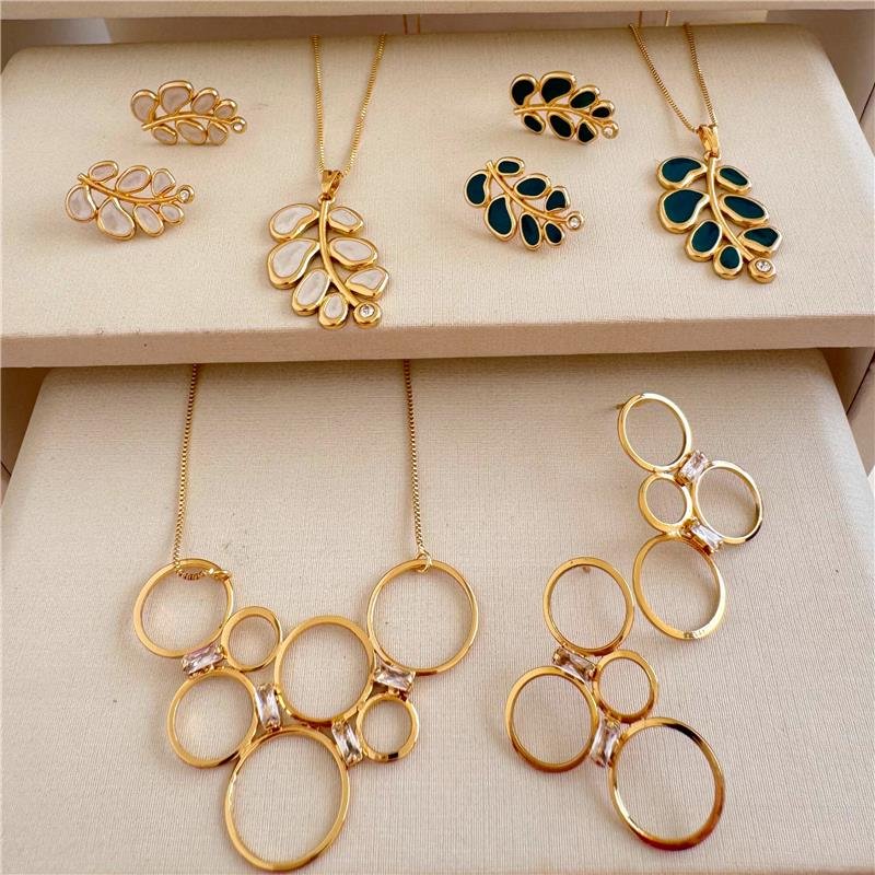 CONJUNTO CIRCULOS COM BAGUETE CRISTAL BANHO OURO 18K 