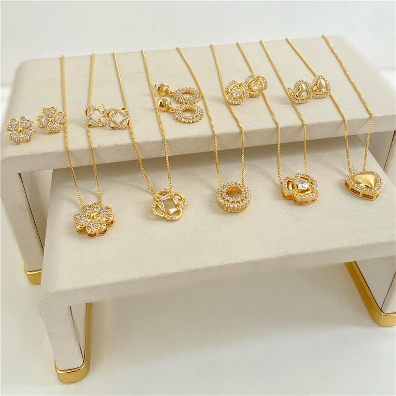 CONJUNTO CORAÇÃO BOLEADO COM DETALHE CRAVEJADO BANHO OURO 18K
