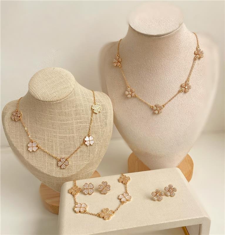 CONJUNTO FLORES CRAVEJADAS BANHO OURO 18K
