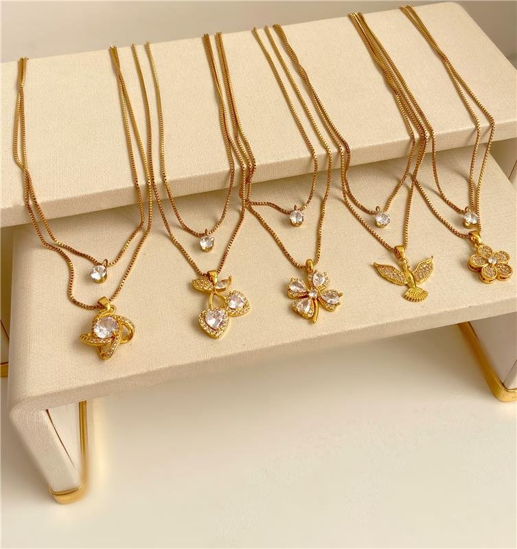 COLAR DUPLO FLOR CRAVEJADA E PONTO DE LUZ EM AÇO INOXIDÁVEL COM BANHO OURO 18K