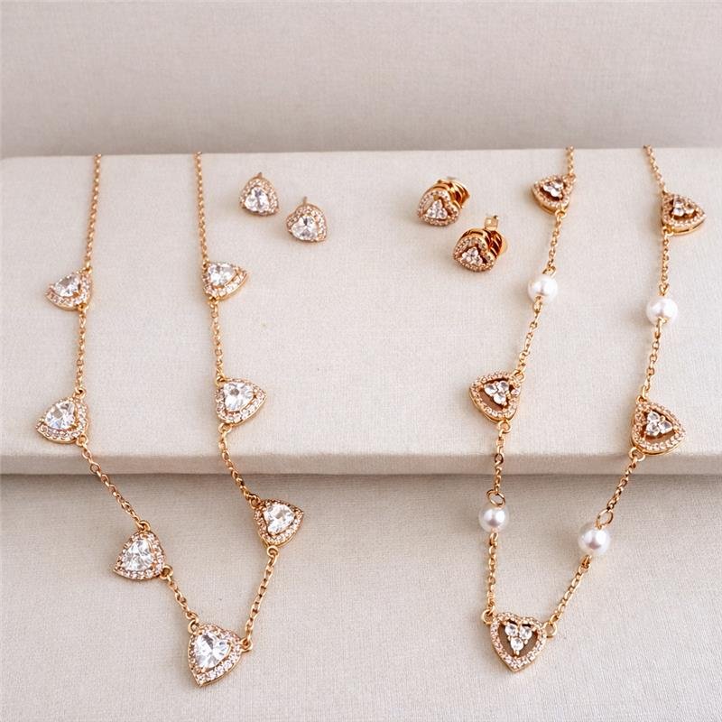 CONJUNTO CORAÇÕES CRAVEJADOS E PÉROLA BANHO OURO 18K
