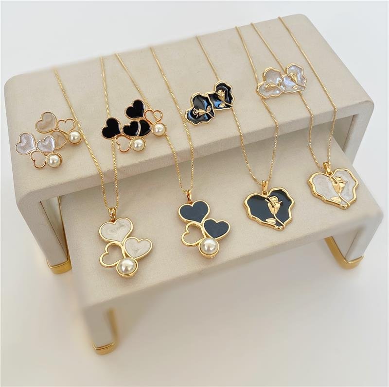 CONJUNTO CORAÇÕES MADRE PÉROLA COM PÉROLA BANHO OURO 18K