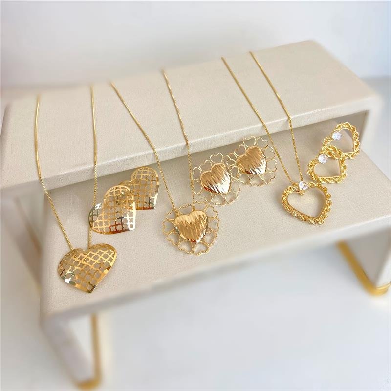 CONJUNTO CORAÇÃO MANDALA COM CORAÇÕES BANHO OURO 18K