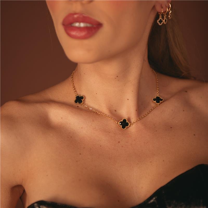 COLAR 3 TREVOS ÔNIX AÇO INOXIDÁVEL COM BANHO OURO 18K-IGUAL AO CR8407-