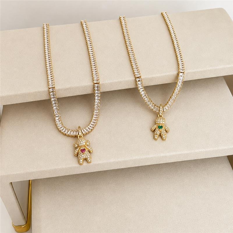 COLAR RIVIERA BAGUETE COM PINGENTE MENINA CRAVEJADA CORAÇÃO ROSA BANHO OURO 18K 
