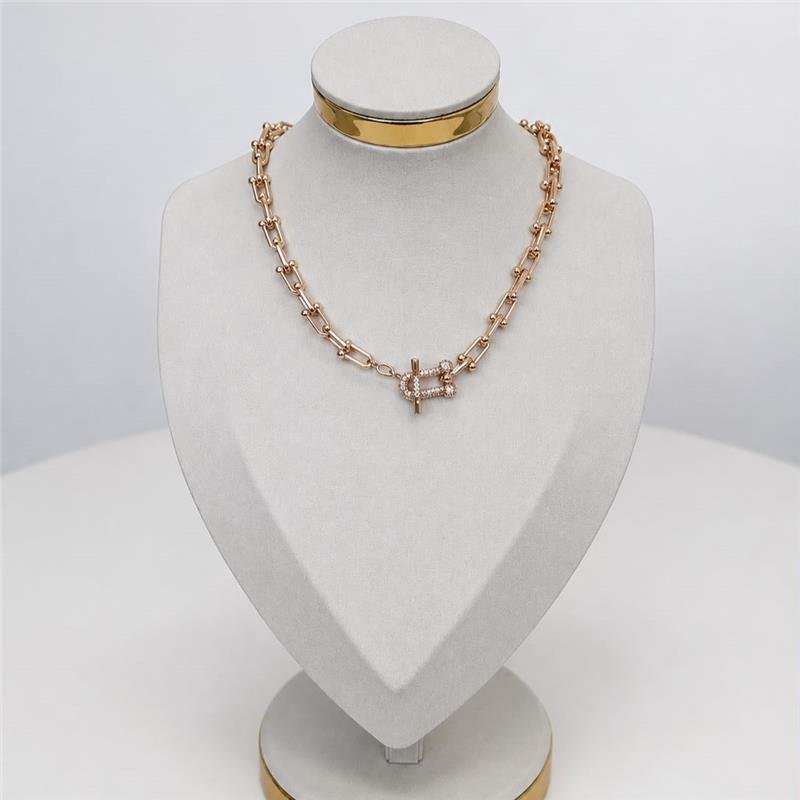 COLAR ELOS CADEADOS GRAVATINHA CRAVEJADA INSPIRAÇÃO ALTA JOALHEIRA TF COM BANHO OURO18K